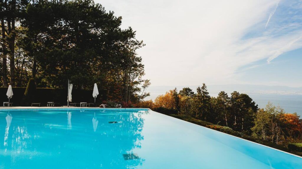 ¿Cómo cuidar las piscinas con sal con el fin del verano y la llegada del otoño?