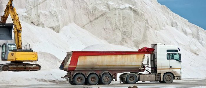 camión cargando sal industrial